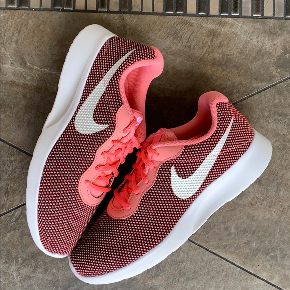 WMNS NIKE TANJUN black/white-pink gaze - Picture 16 of 16